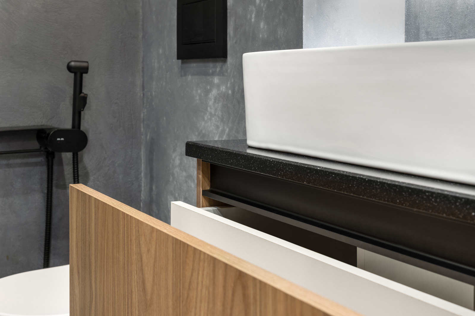 Стеллажи, открытые шкафы, полки с подветкой