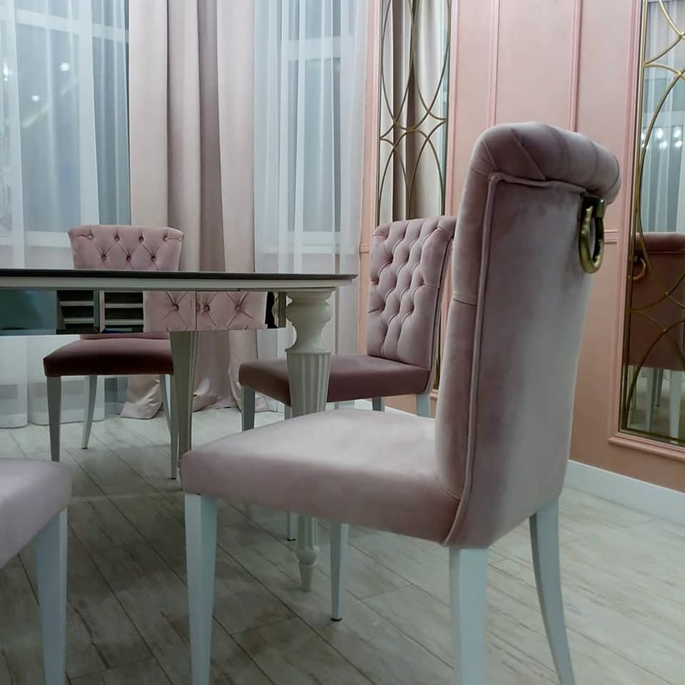 Кухня и гостиная с витринами