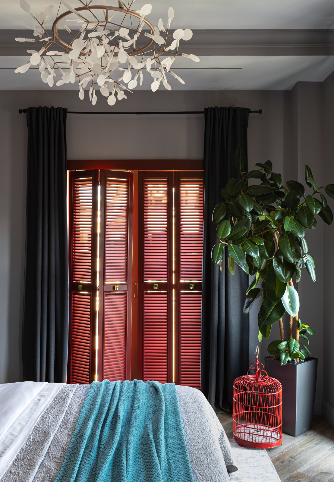 Интерьер квартиры в сочных оттенках с текстилем от Pierre Frey