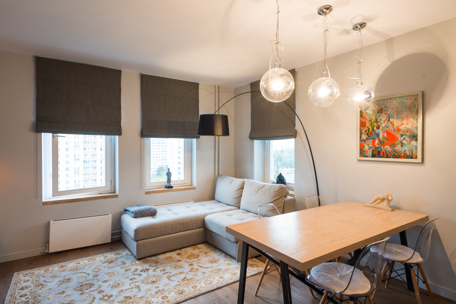 В гостях: Квартира в нейтральных тонах, отделанная деревом и туфом