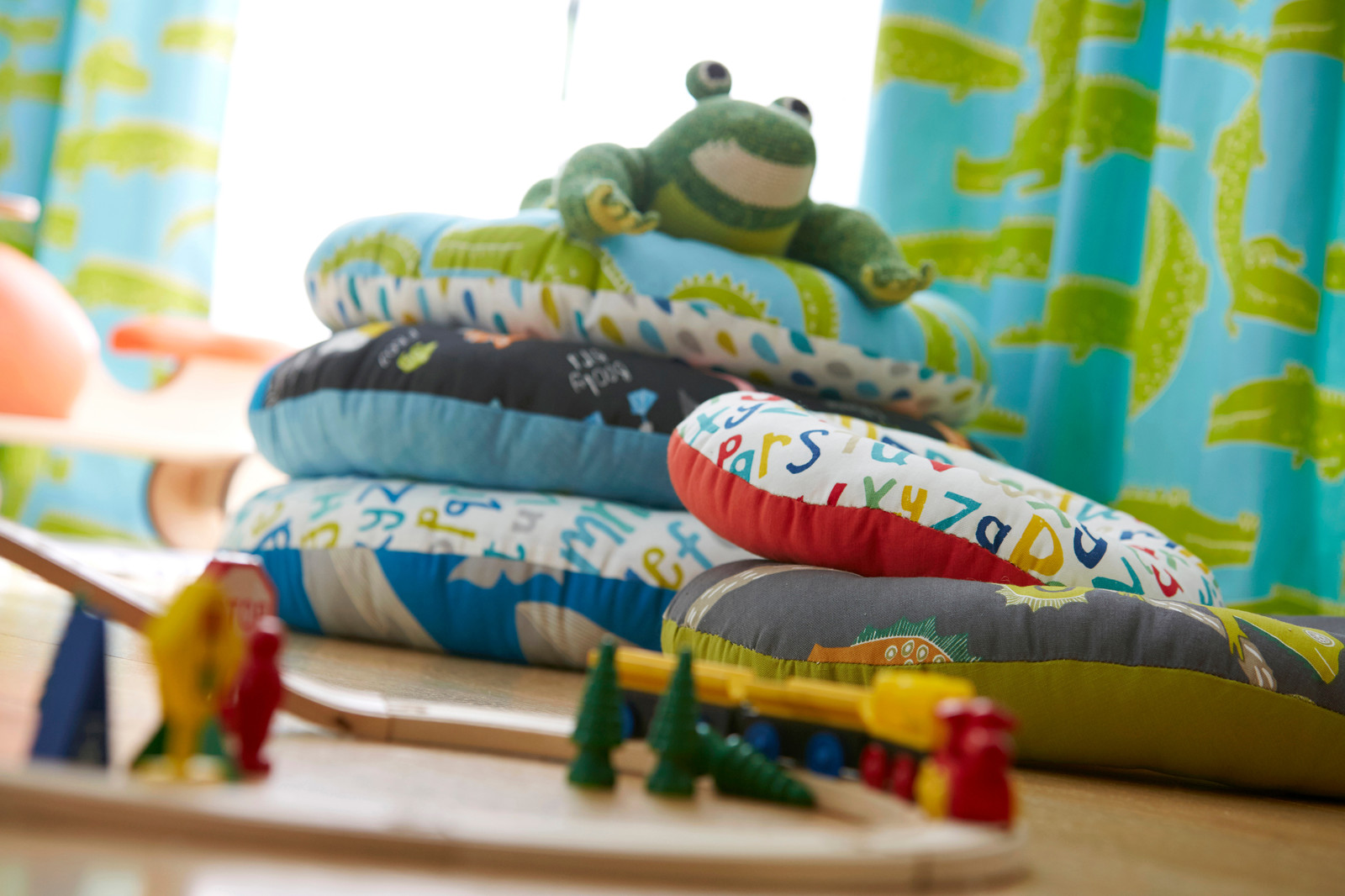 Детские коллекции тканей и обоев