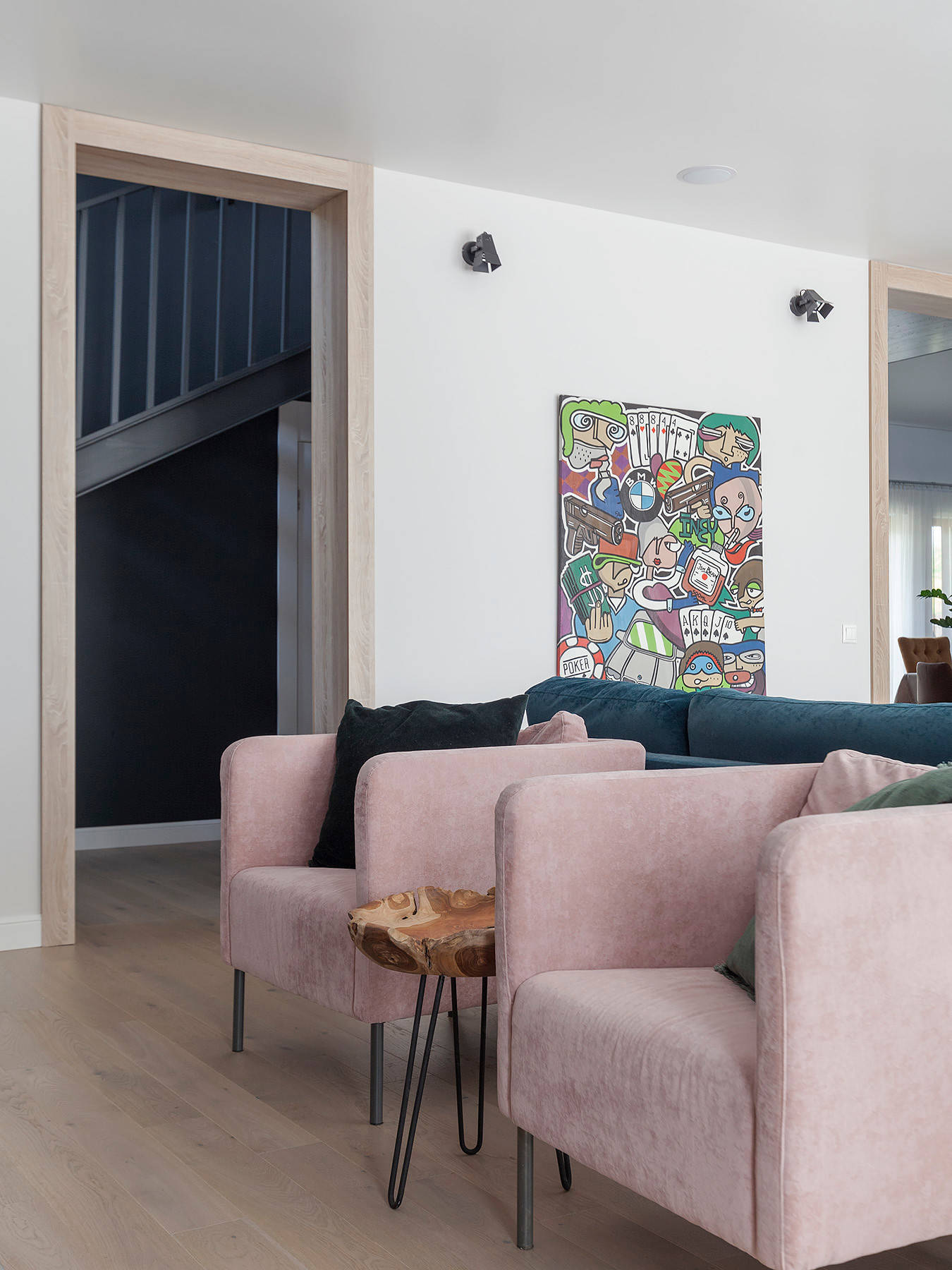 В гостях: Удивительный забор и черный-черный дом