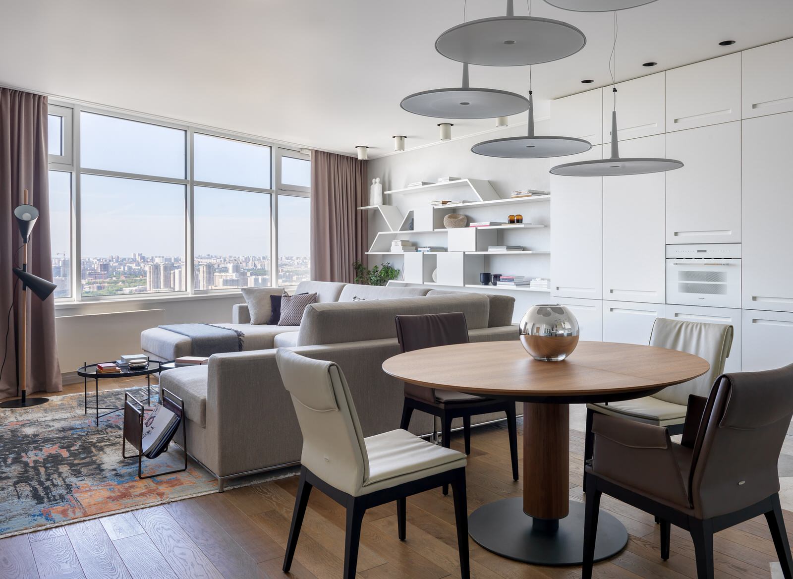 Вид из прихожей на столовую и гостиную