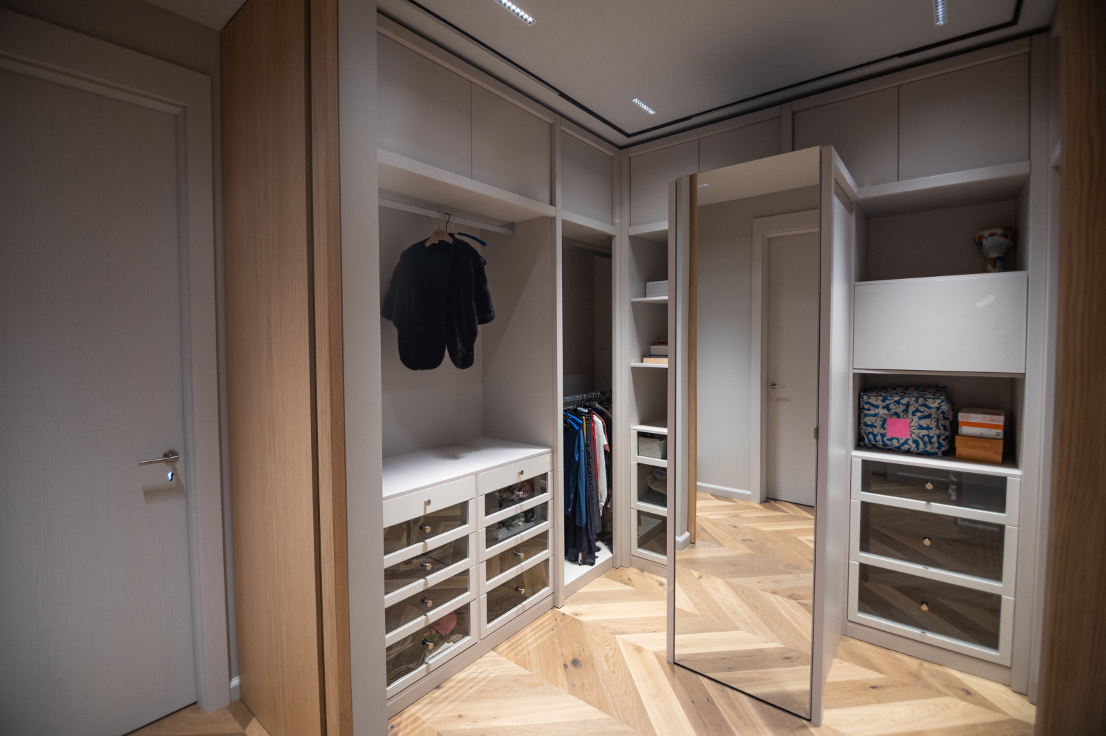 Обустройство гардеробной комнаты