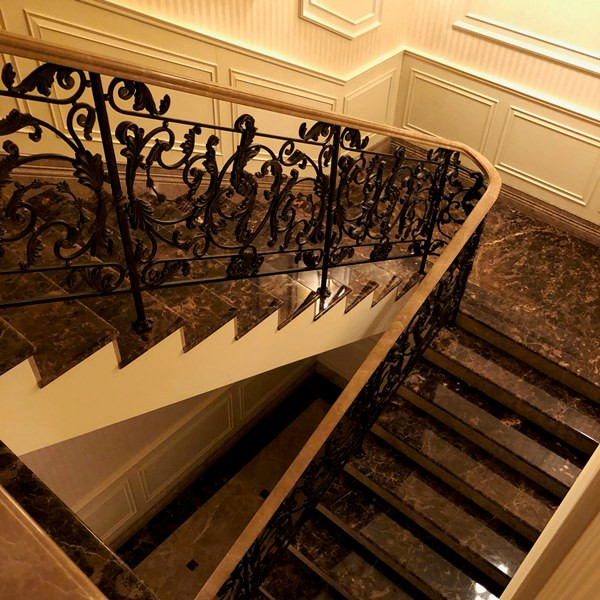 Кованные ограждения каменной лестницы