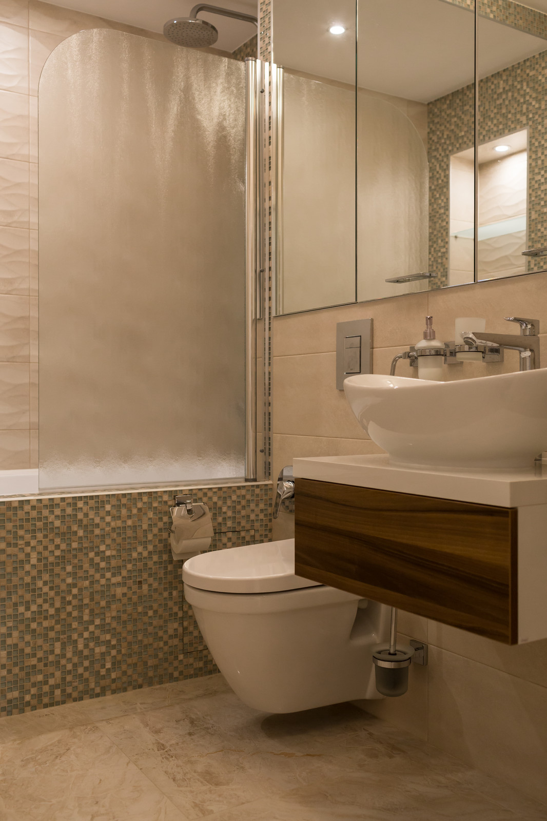 Городская кухня с лесным пейзажем