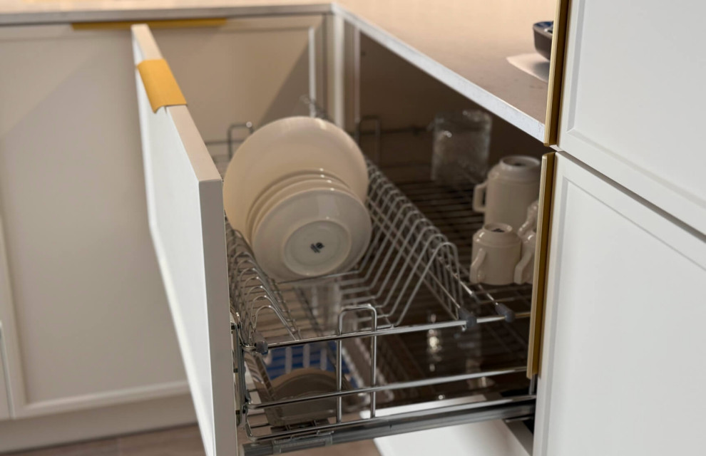 Кухня Петра в кремово-белом цвете с древесными элементами