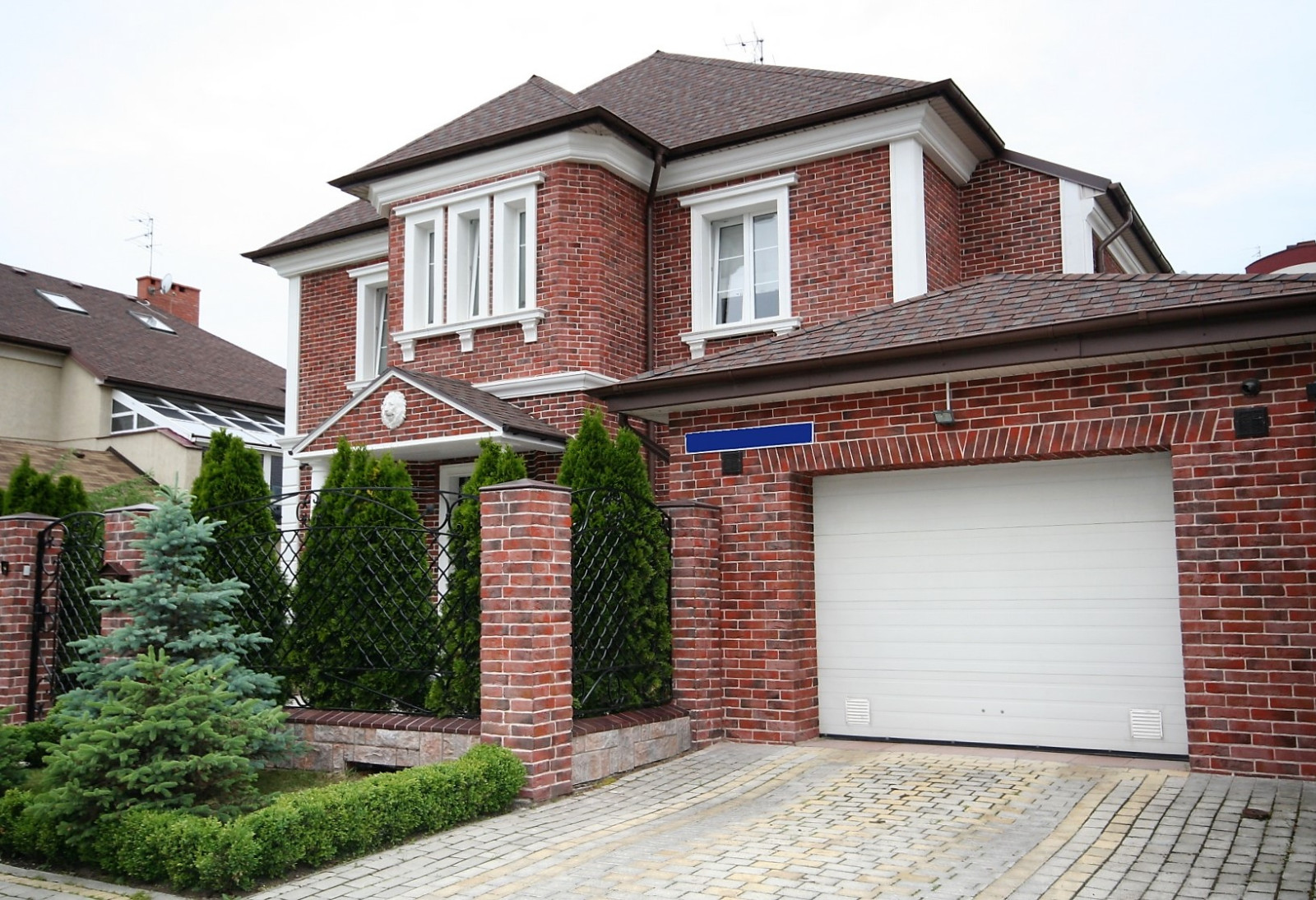 Фасад и крыльцо частного дома