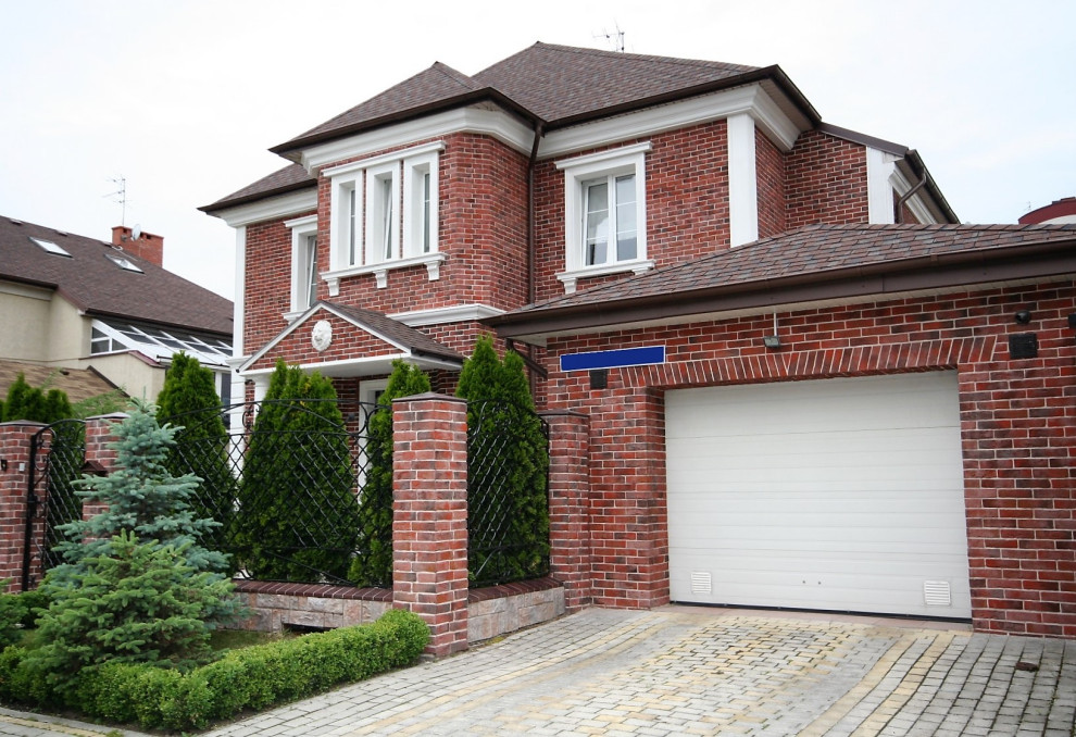 Фасад и крыльцо частного дома