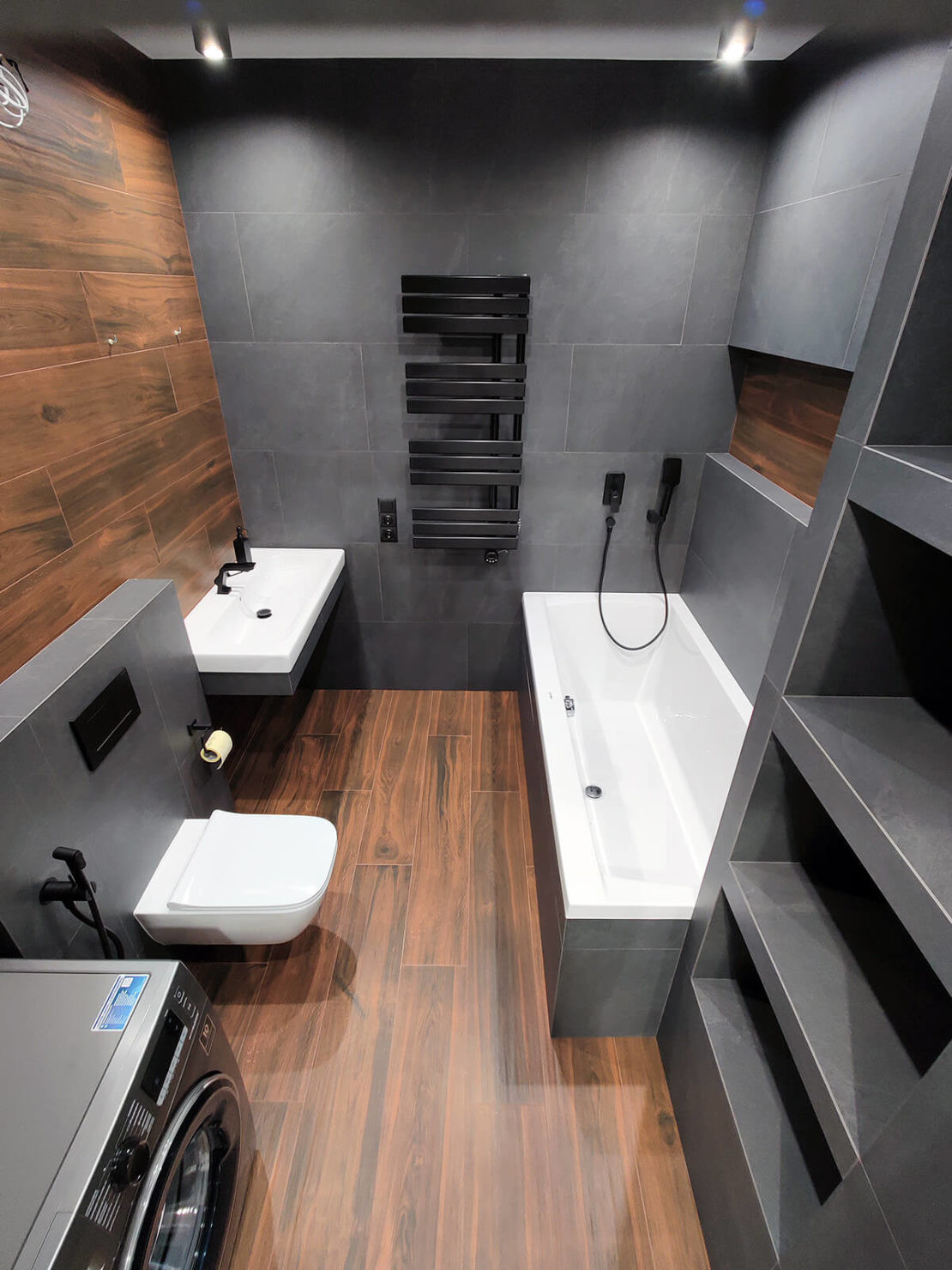 Дизайнерский ремонт ванной комнаты в темных тонах