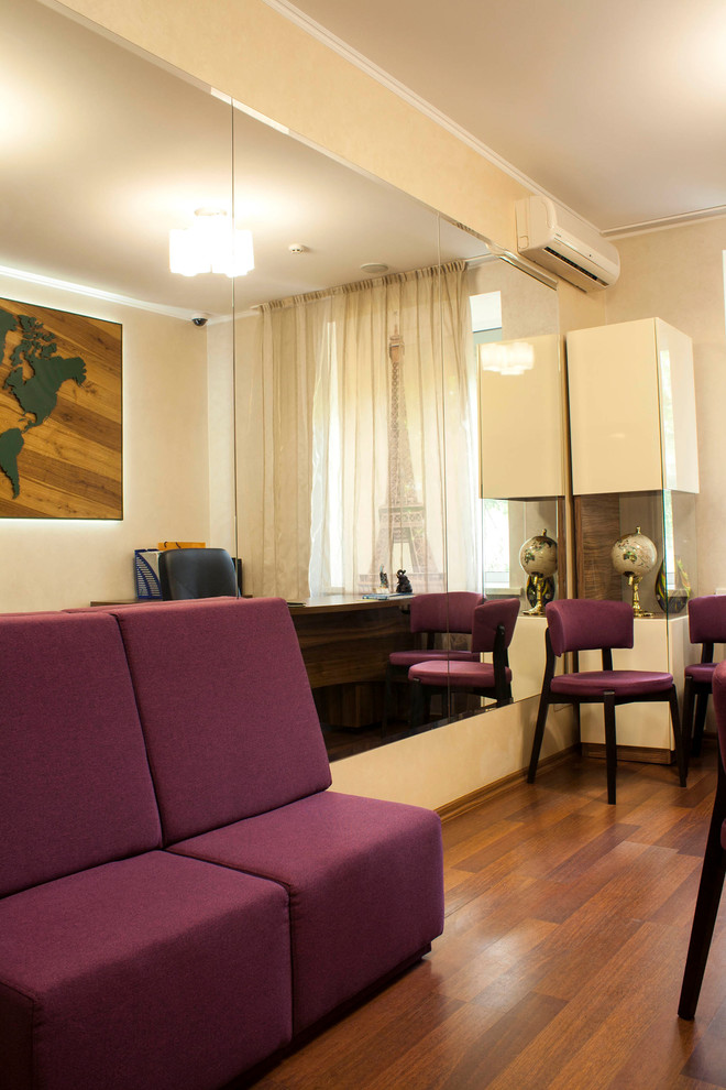 Стена с зеркалом