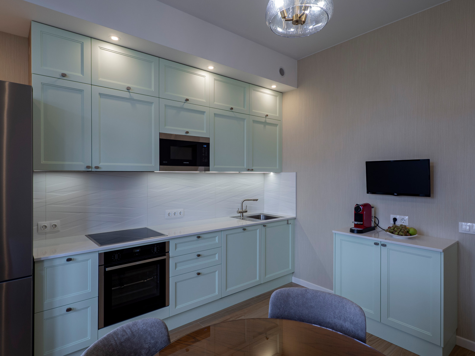 Нежная светло-мятная кухня в стиле неоклассика