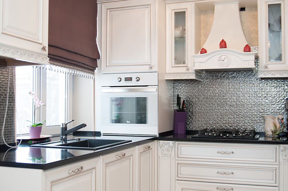 Классическая кухня в черно-белых тонах