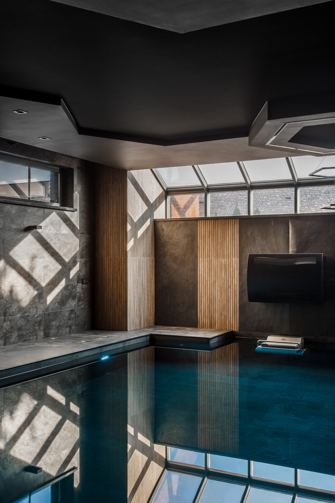 Сауна с бассейном в цоколе частного дома.