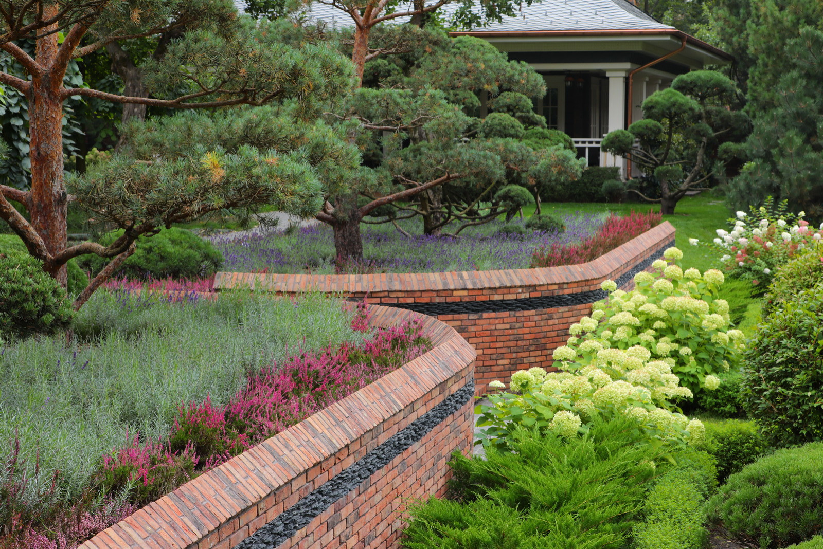 Коттеджный сад в Барвихе (дизайн и исполнение компании "Imperial Garden")