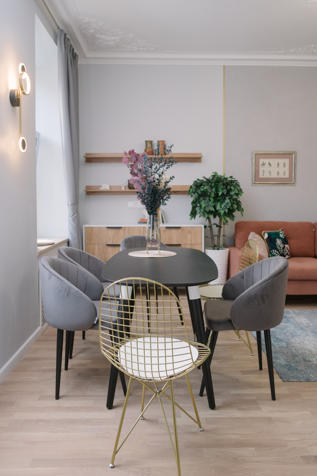 Реализация проекта в старом фонде СПб, квартира с камином.