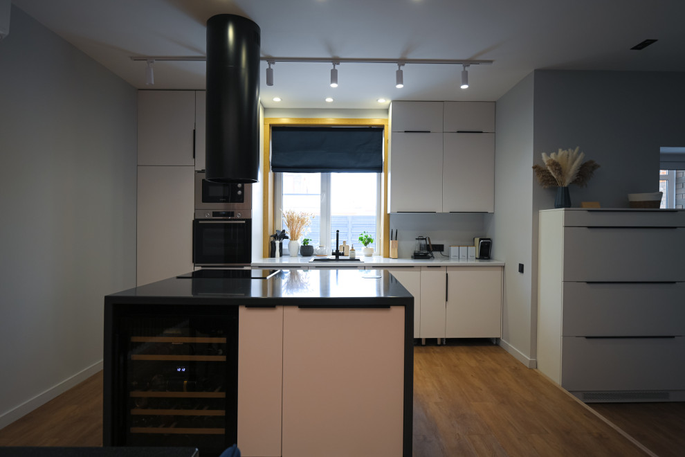 Коттедж в Чукреевке с природными фресками и рейками с подсветкой