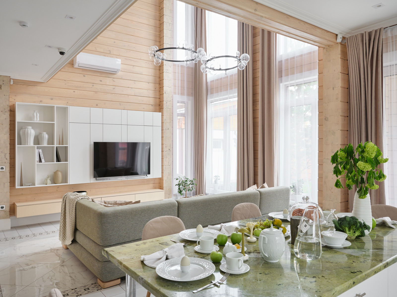 Интерьер двухэтажного дома из клееного бруса со вторым светом