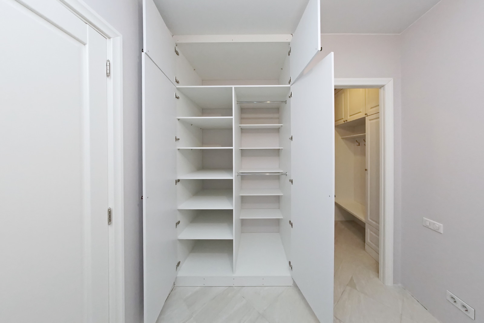 Прихожая, хозшкаф и ванная - всё в белом!