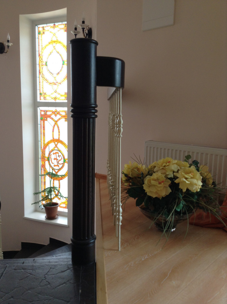 Лестница с коваными балясинами