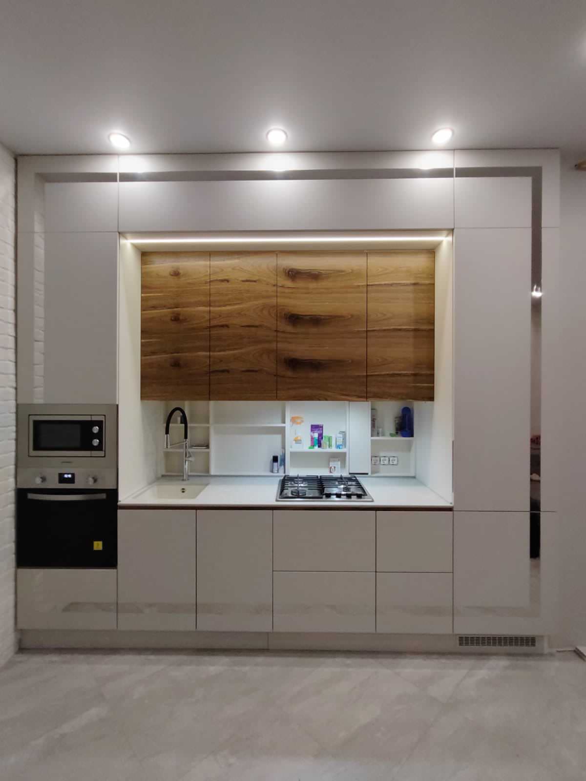 Кухня "PROFILO metallo" в бежевом.