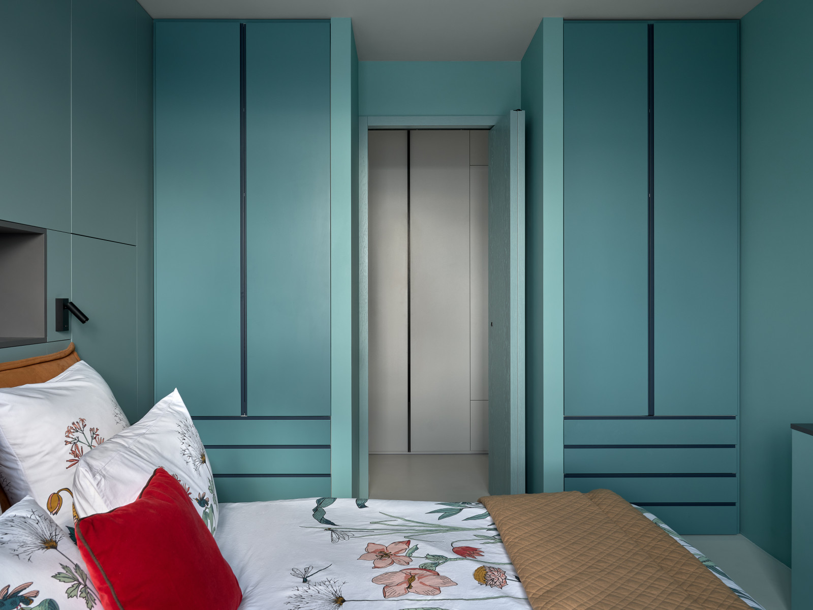 В гостях: квартира дизайнера с причудливым ТВ