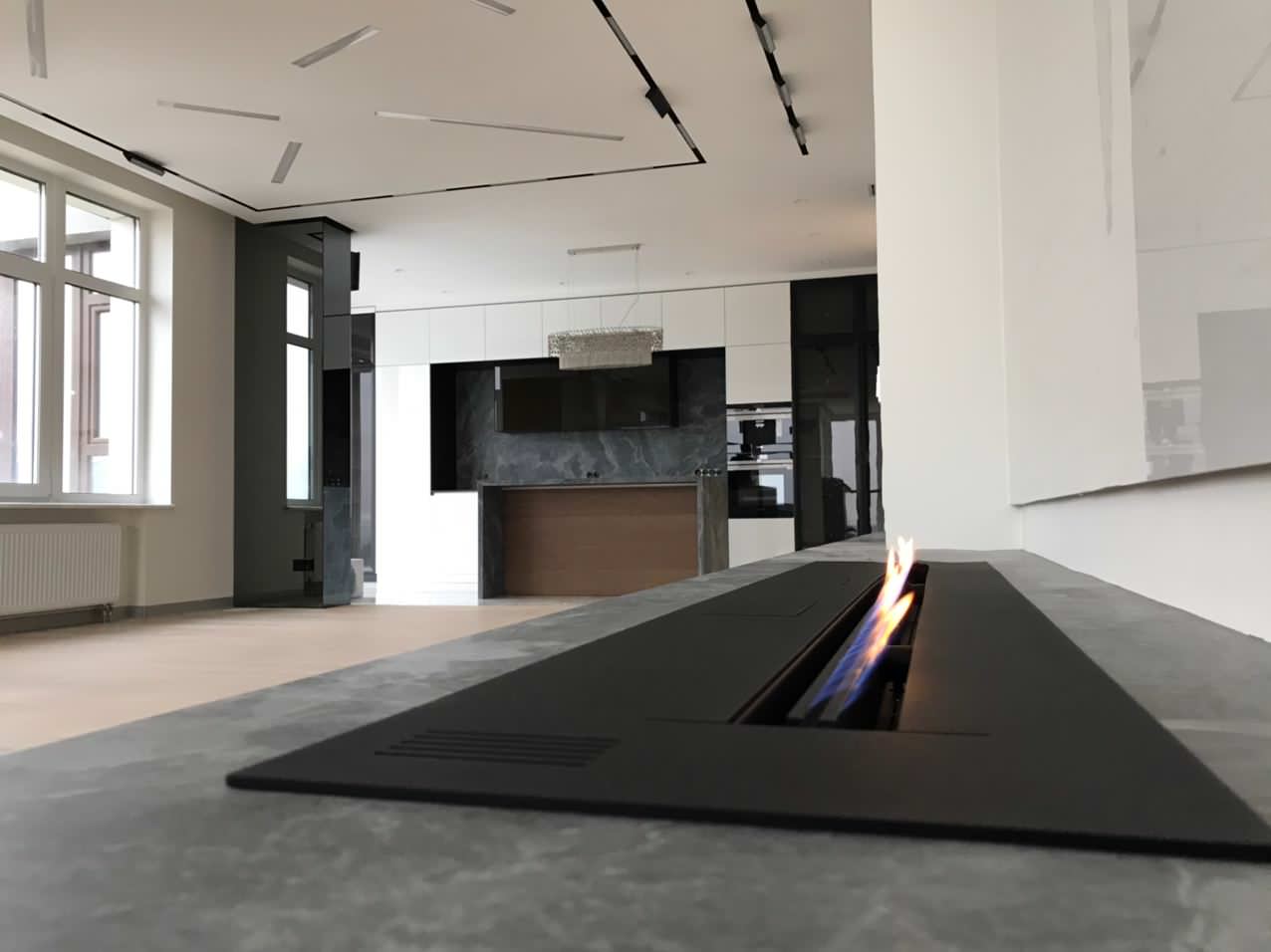 Встроенный биокамин на фоне мраморной стены