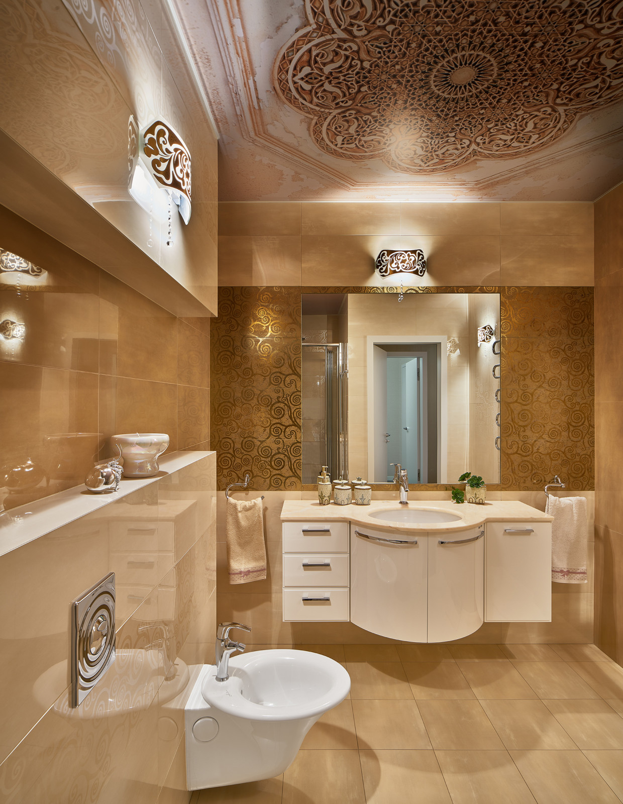 Квартира с восточными принтами на потолках