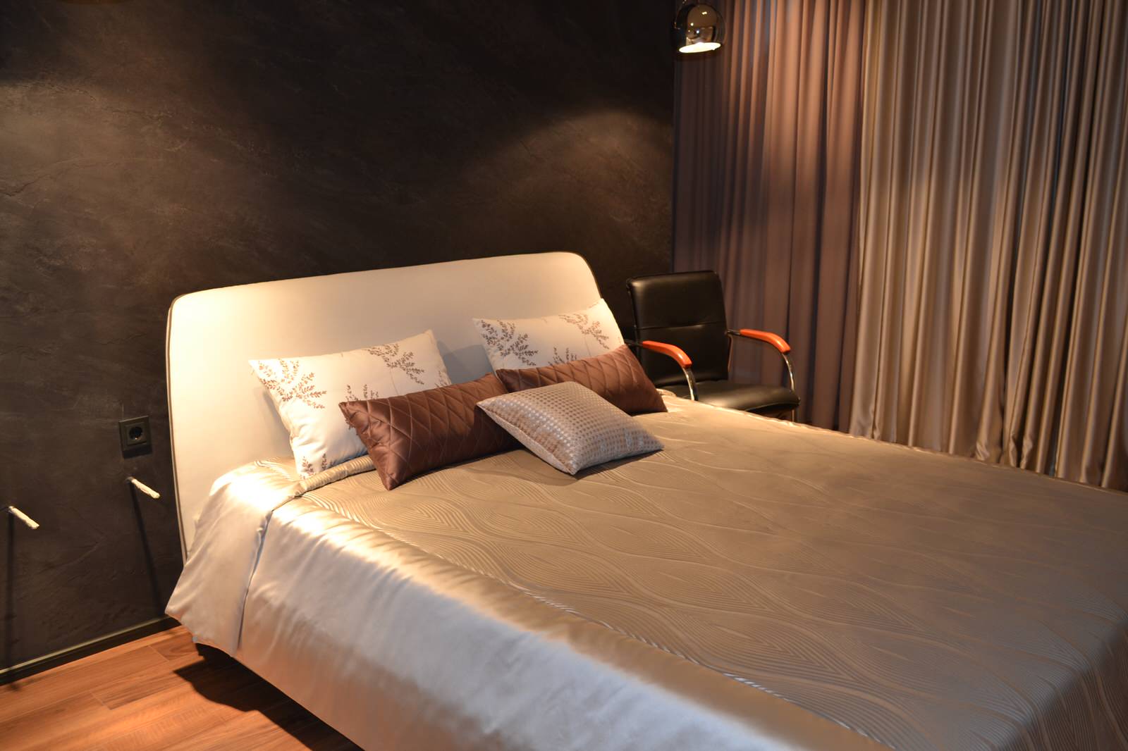 Спальня для девушки в кофейно-жемчужных оттенках