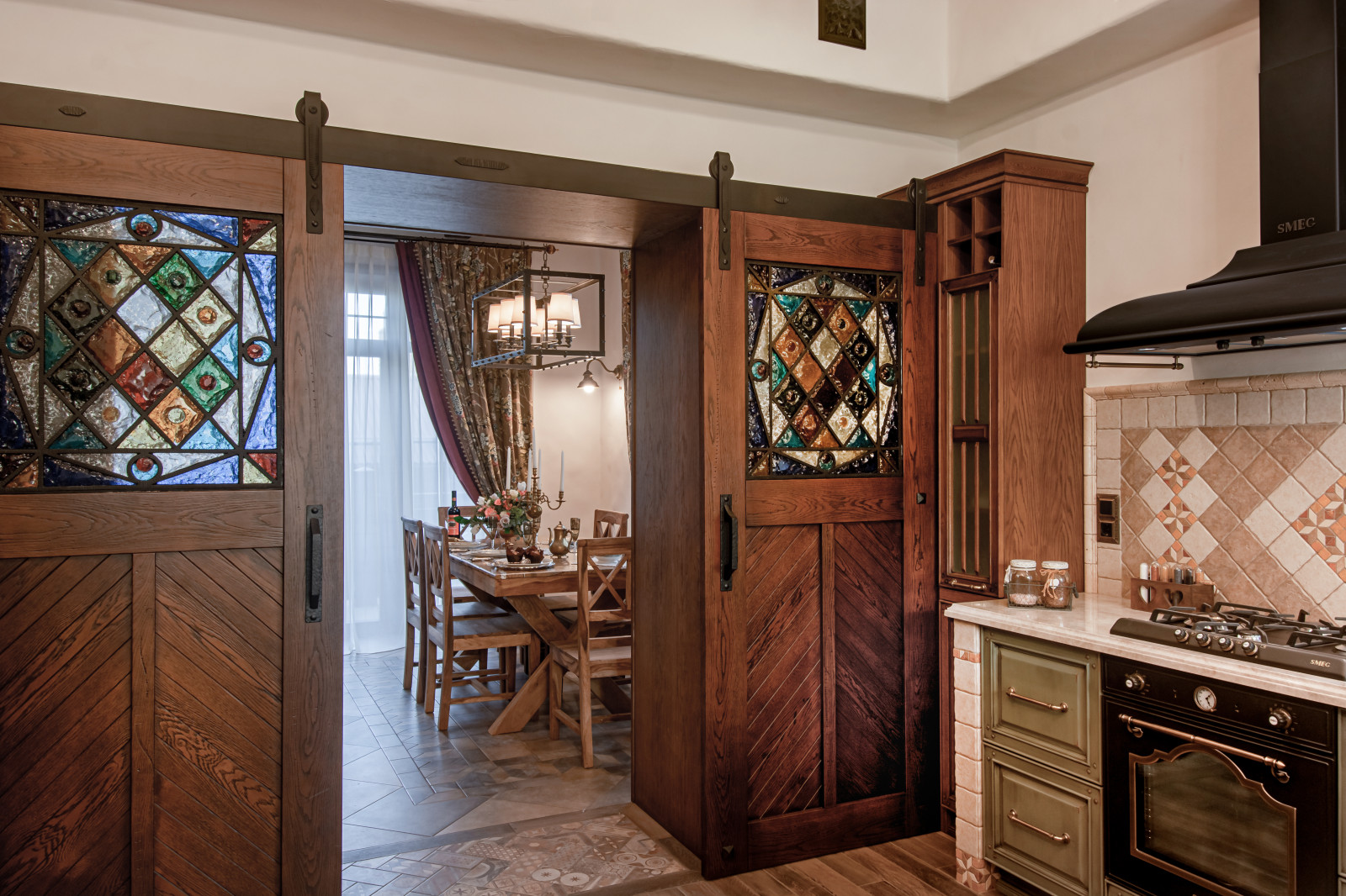 Двери с кованными витражами