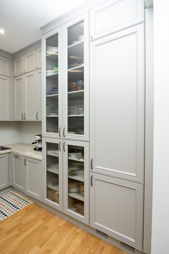 Светло-серая кухня в классическом стиле