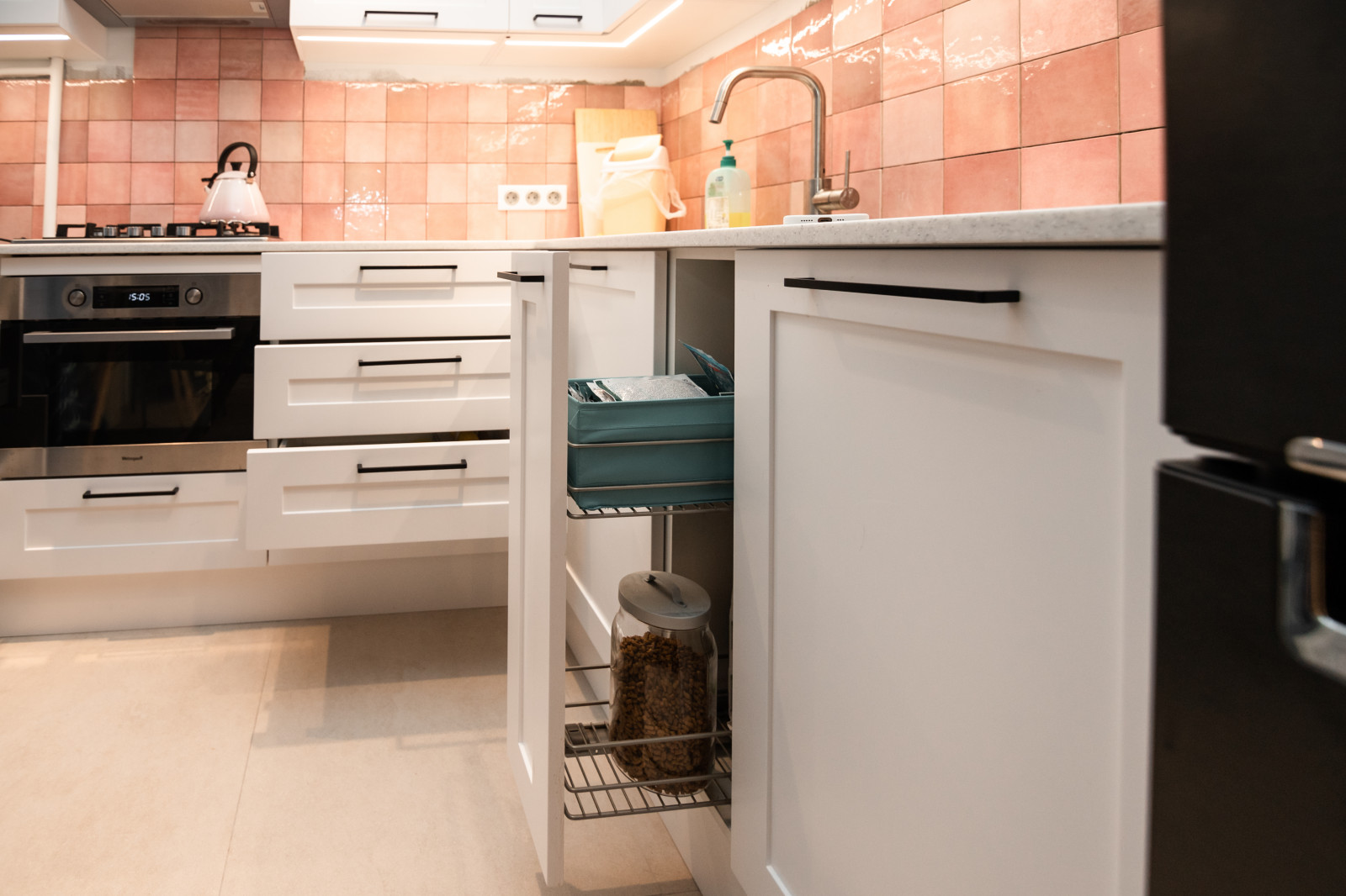 Белая небольшая кухня в стиле неоклассика