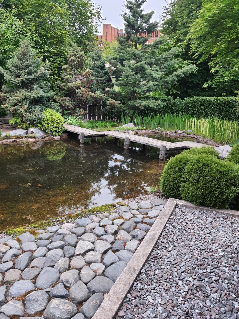 Декоративный фонтан в японском стиле в Ботаническом саду Петербурга