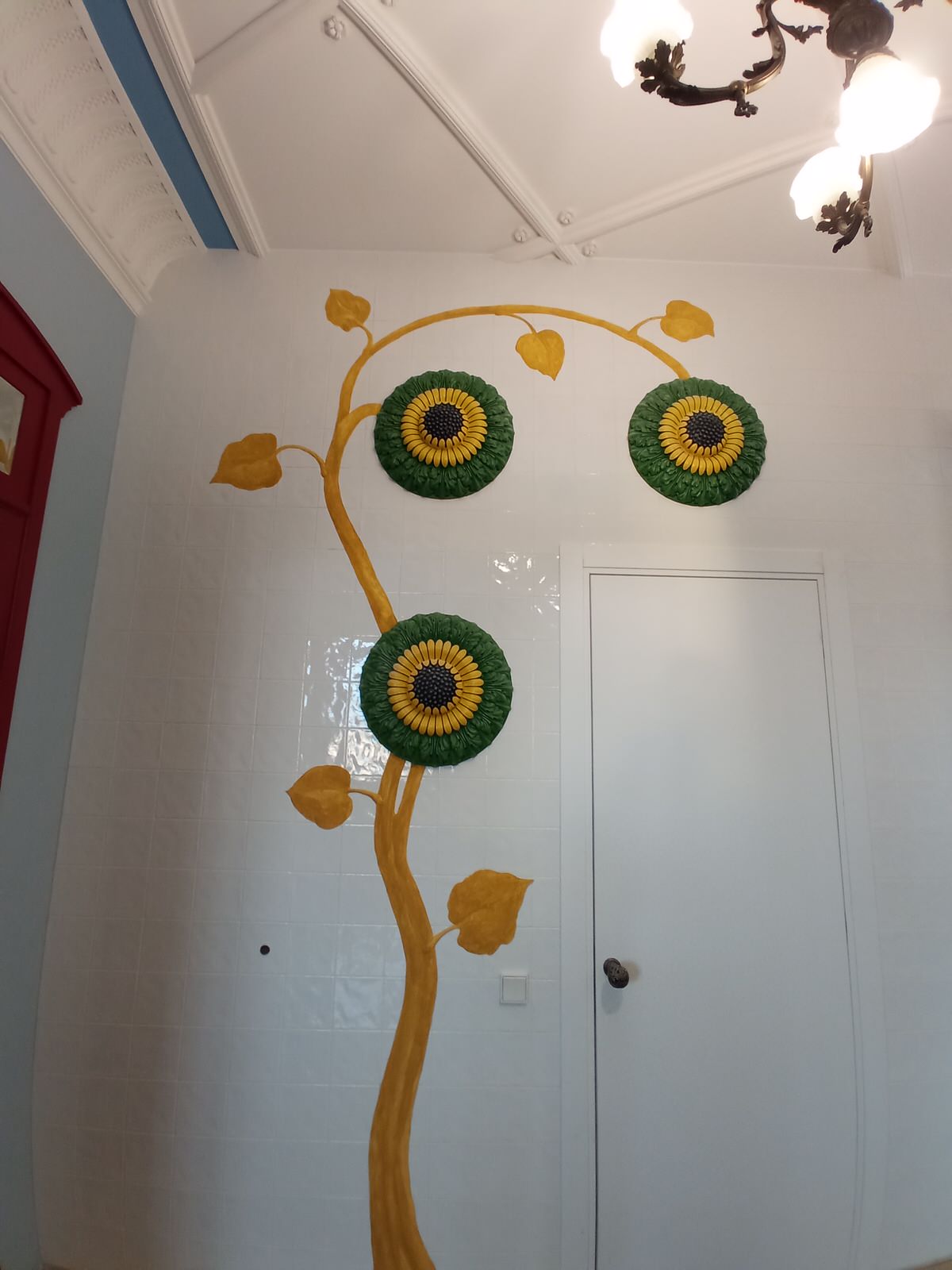 Рельефно-живописное панно в холле квартиры