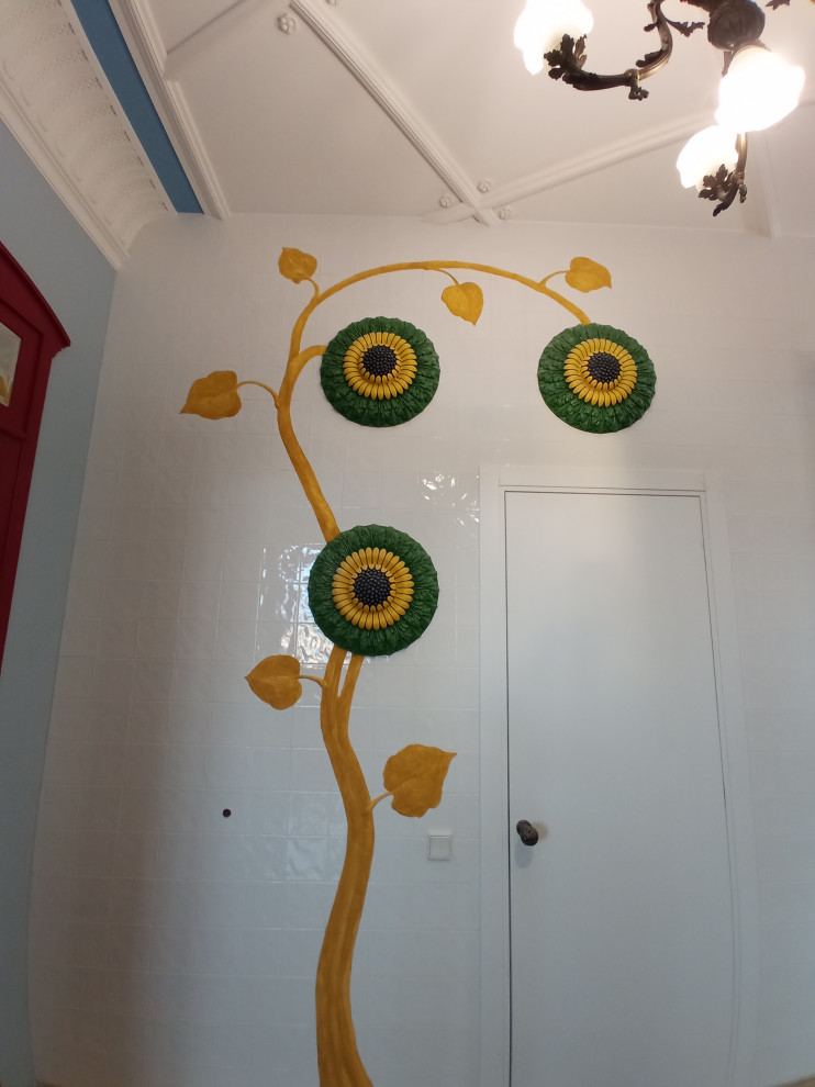 Рельефно-живописное панно в холле квартиры