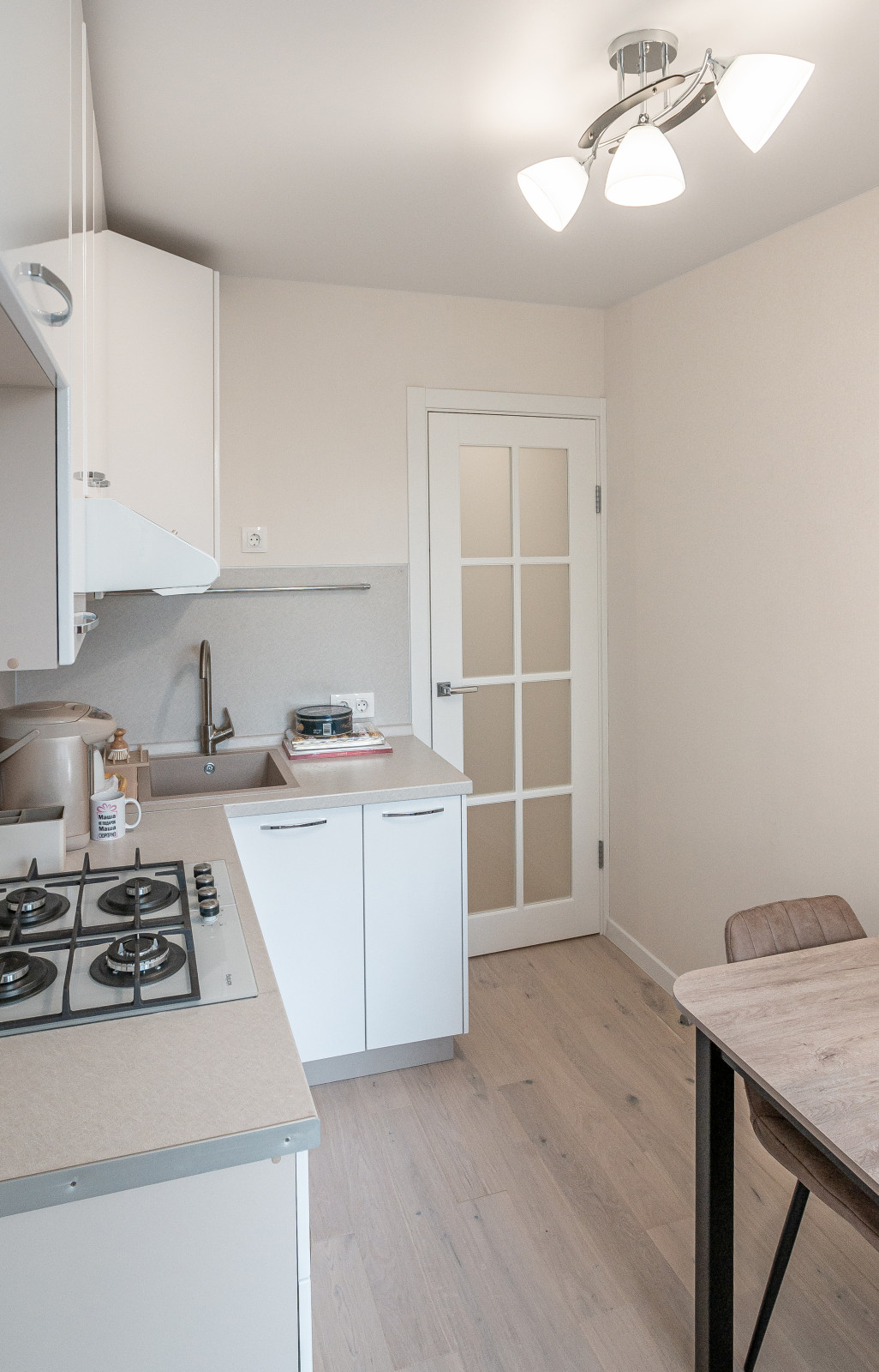 Светлая небольшая кухня