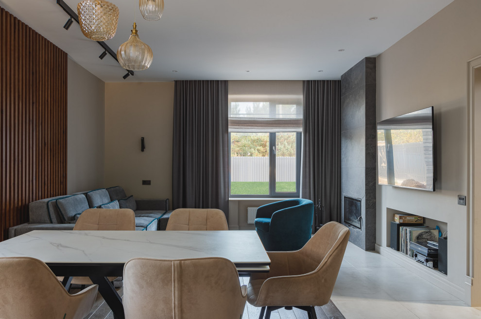 Кухня-гостиная с камином в коттедже Малая Царевщина