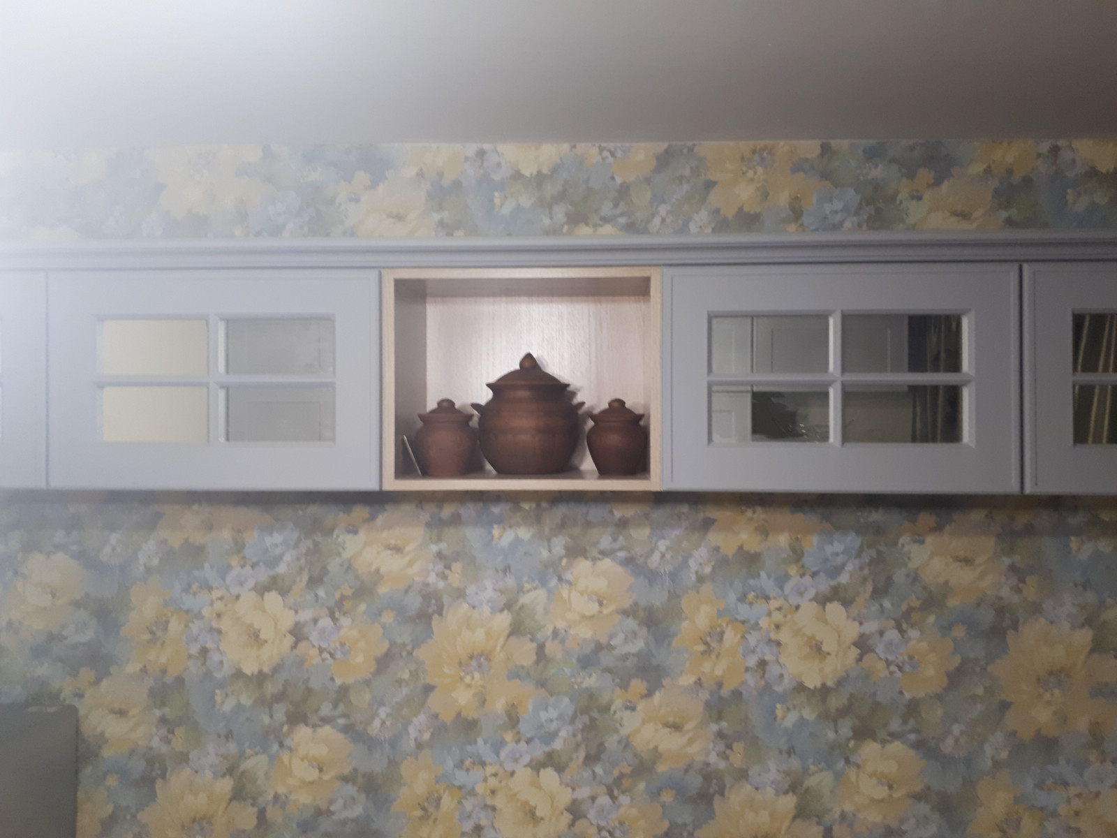 Светло-серая угловая кухня