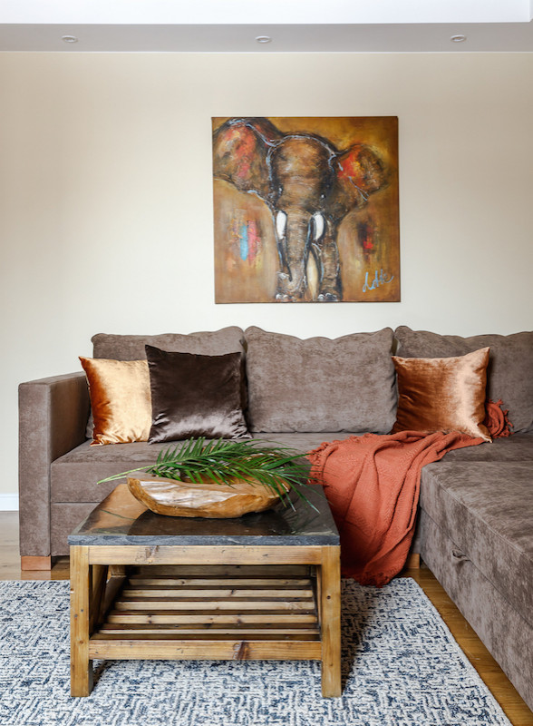 Гостиная в африканской тематике с диваном Brabus