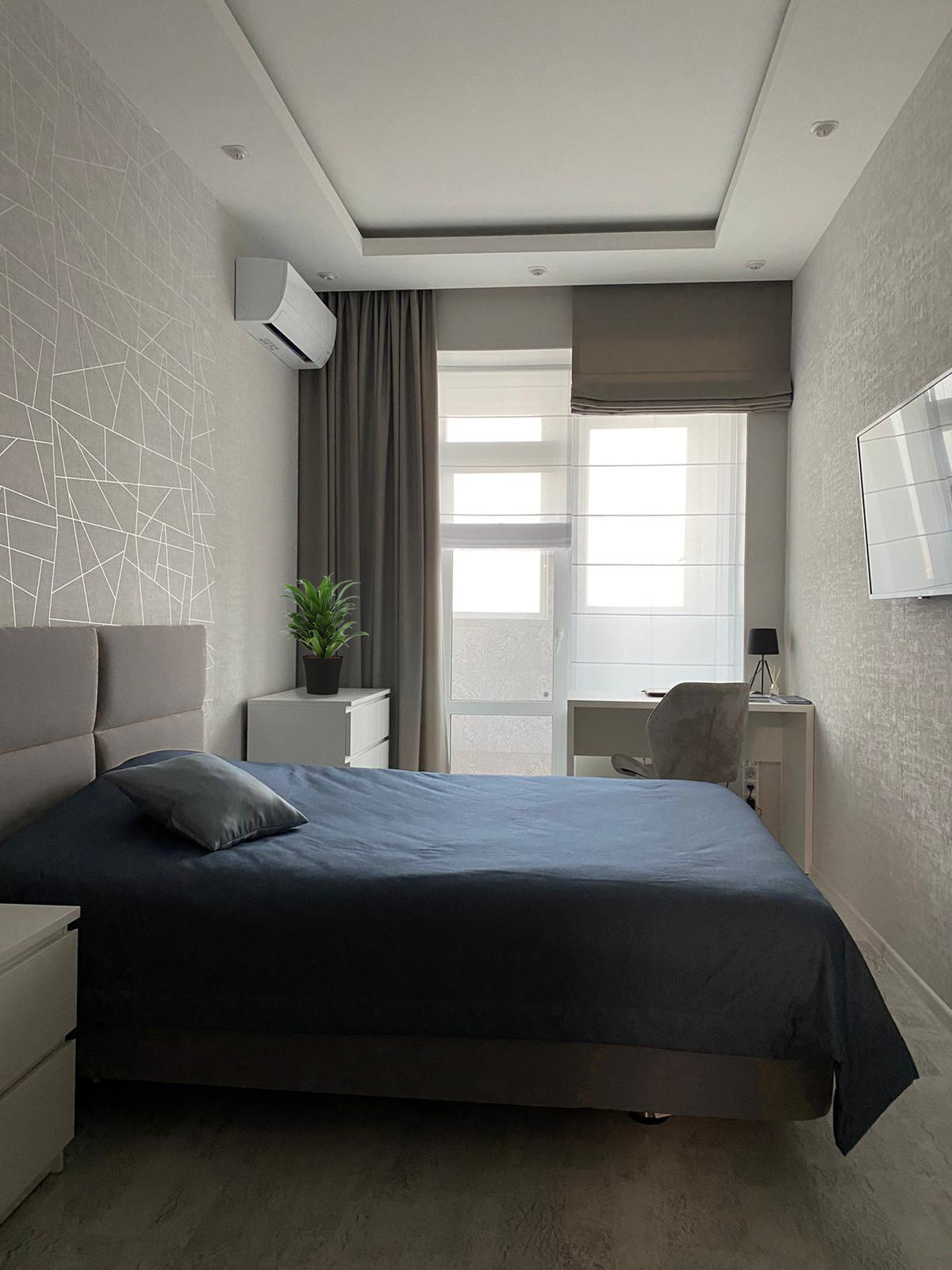 Обложка проекта: Спальня 15 кв.м узкой планировки для мужчины