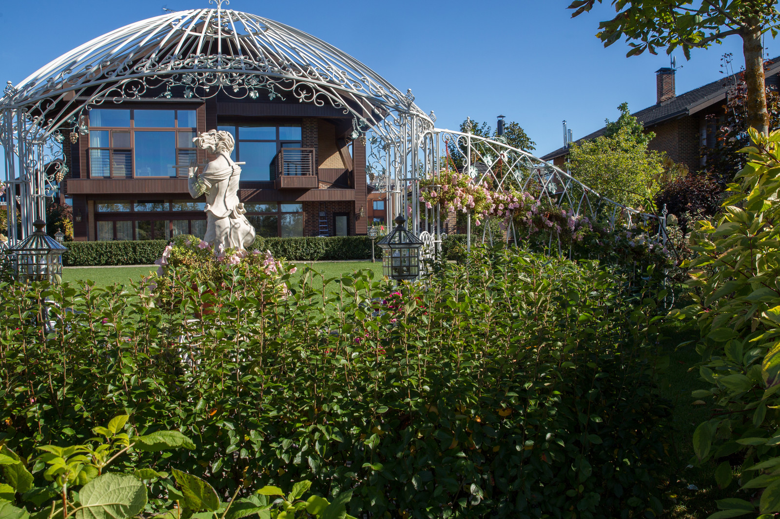 Сад на Пятницком шоссе.  Дизайнер Лариса Юрова