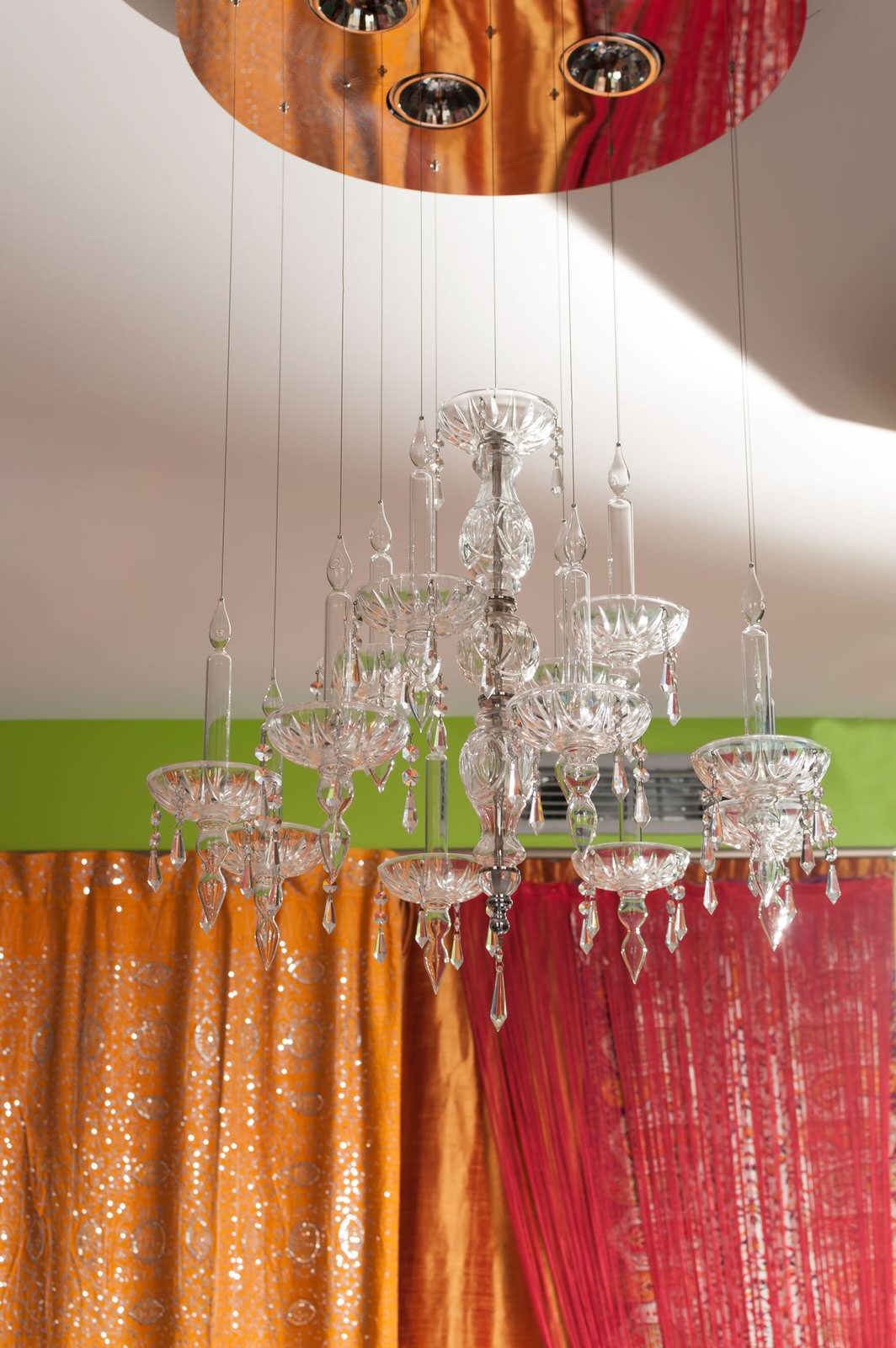 Весёлый интерьер даже зимней ночью