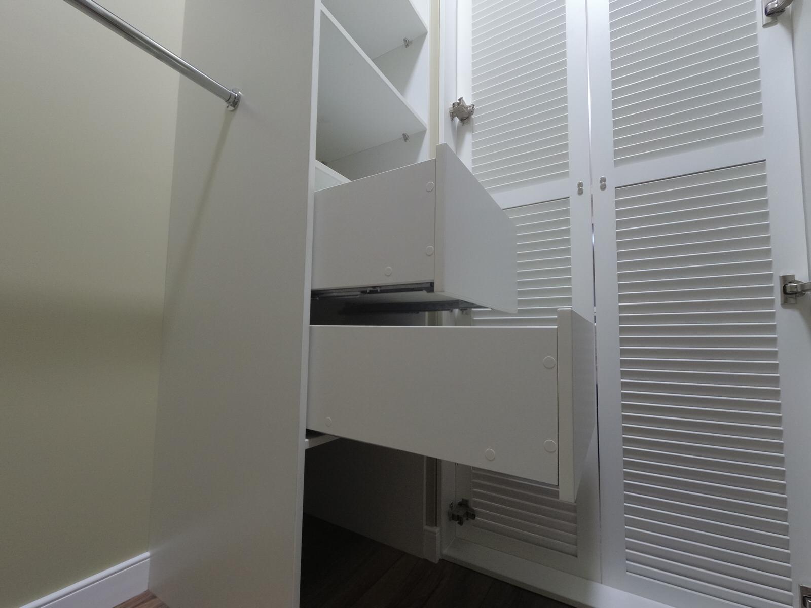 Двери-жалюзи в гардеробной