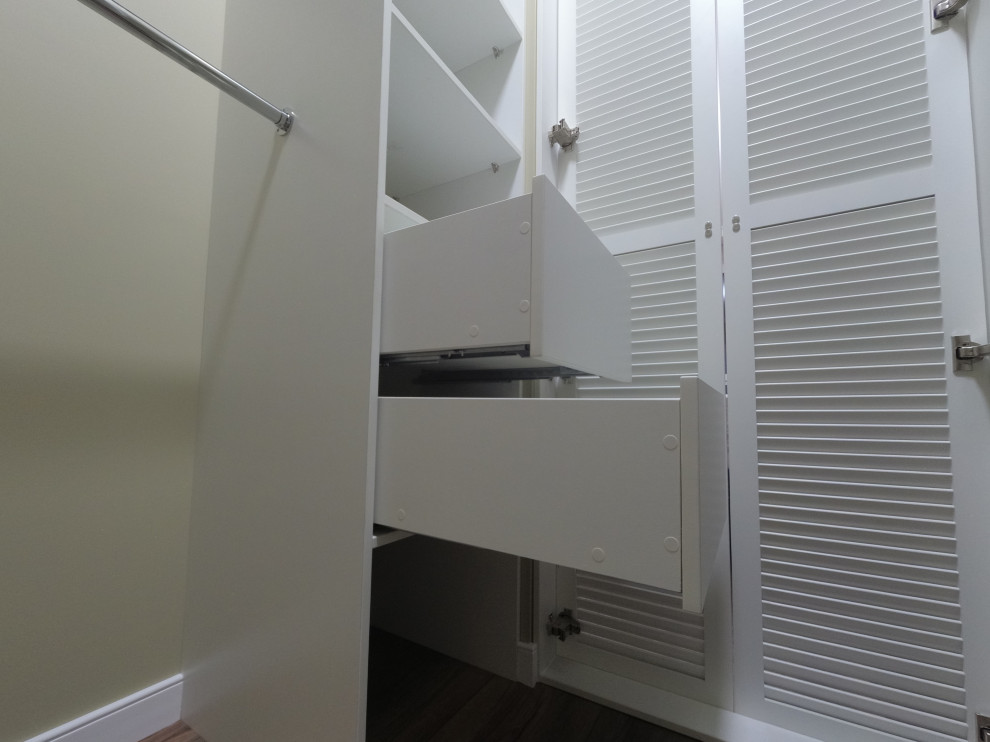 Двери-жалюзи в гардеробной