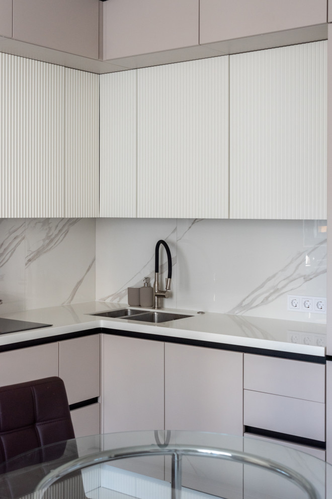 Бежевая кухня с рельефными фасадами