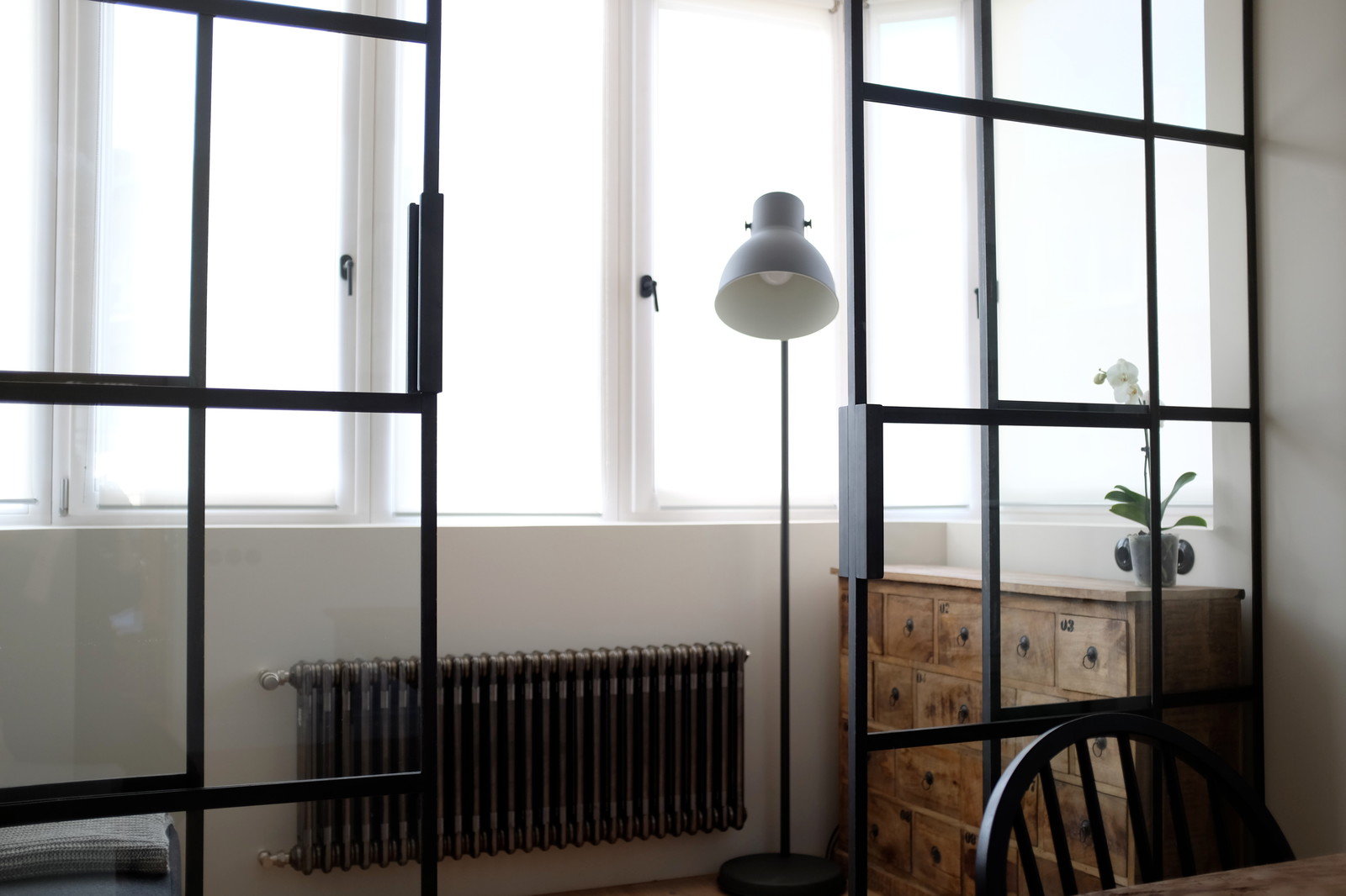 Перегородки из чёрного металла и стекла