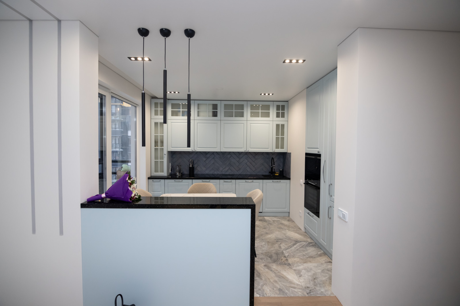 Кухня в серо-голубом цвете с барной стойкой