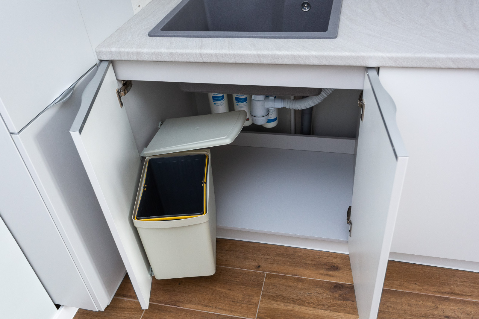 Матовая белая современная кухня