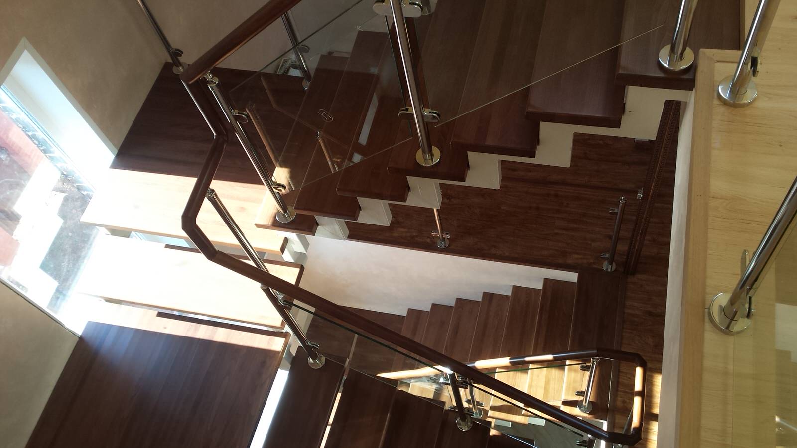 Обложка проекта: Лестница из бука на открытом металлическом каркасе.