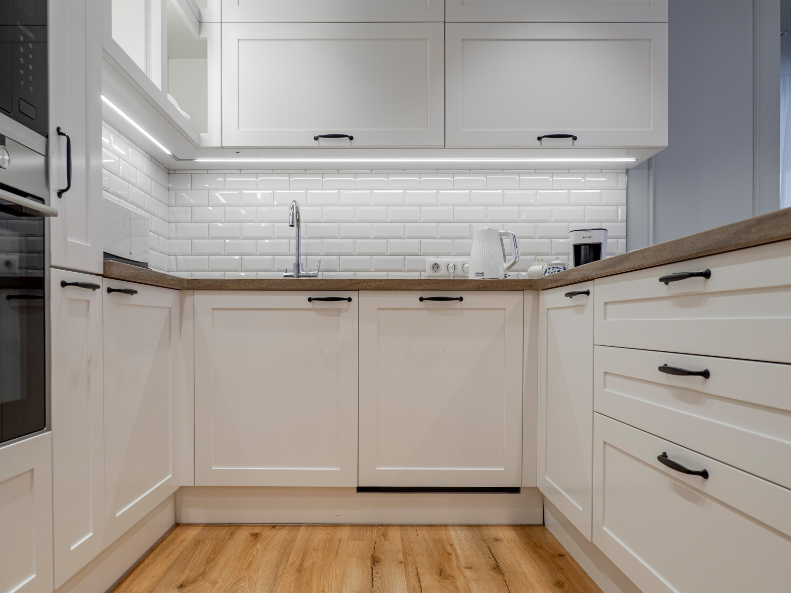 Стильная неоклассическая кухне в белом цвете